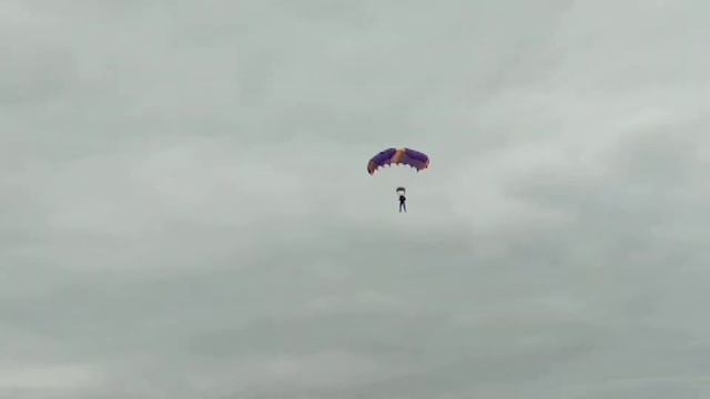Парень сломал ногу,когда приземлялся с парашютом смотреть онлайн
