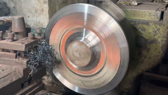 These Craftsmans are Experts in Making Heavy Duty Sprocket Gear from old Ships High Strength Sheets смотреть онлайн