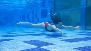 Купальщица  под водой