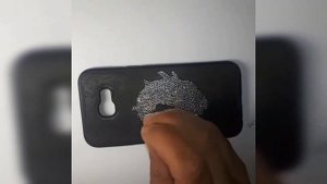 Украшаем старый чехол для смартфона стразами и кристалами.