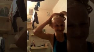 Моём голову своим шампунем)