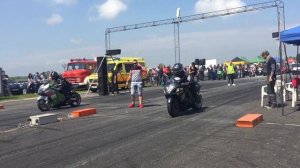 Suzuki Hayabusa 1300 vs Kawasaki 1200 ZZR - 1/4 mile drag racing - 1/4 mile Rennen