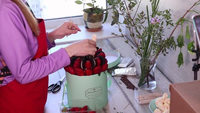 Открытый Мастер-класс. Сборка клубничного букета в шляпной коробке!
