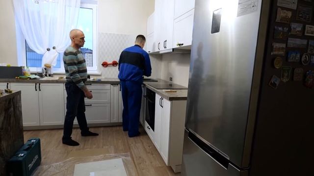 Монтаж кухонного стеклянного фартука