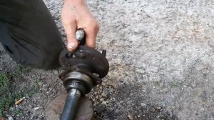 Снятие подшипника задней полуоси ВАЗ классика, при помощи зубила и кувалды.