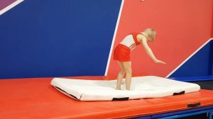 Спортивная гимнастика. Двойное сальто назад в доскок. Кирилл 7 лет???.