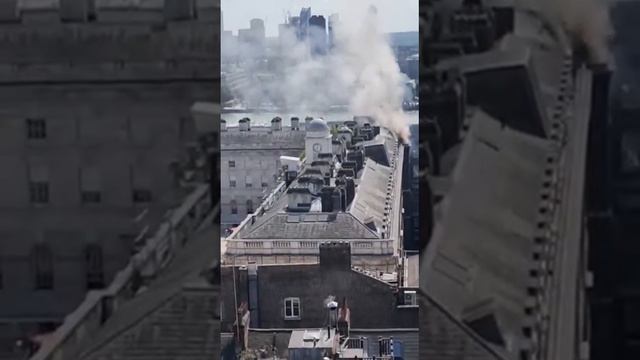Пожар в центре Лондона — горит королевский дворец Сомерсет-хаус, сообщает Reuters