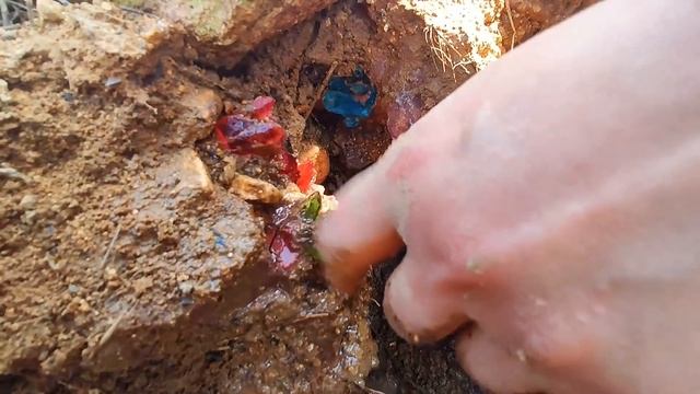 Thousands of years ago, maybe this is the gem canyon. The ancient way of mining gems。crystal смотреть онлайн