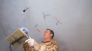 Как самому покрасить потолок