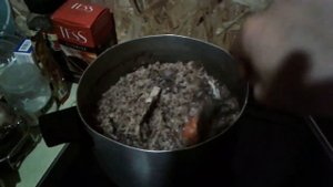 Приготовление еды для собаки: каша гречневая с бараньей головой.