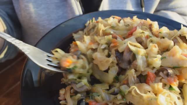 САМАЯ ВКУСНАЯ ТУШЕНАЯ КАПУСТА В КАЗАНЕ НА КОСТРЕ смотреть онлайн