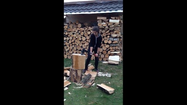 ДЕВЧОНКА РУБИТ ! СЫРЫЕ ДРОВА, ЯСЕНЬ ЛЕГКО ! КОЛКА ДРОВ ДЛЯ НАЧИНАЮЩИХ ! смотреть онлайн