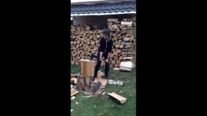 ДЕВЧОНКА РУБИТ ! СЫРЫЕ ДРОВА, ЯСЕНЬ ЛЕГКО ! КОЛКА ДРОВ ДЛЯ НАЧИНАЮЩИХ !
