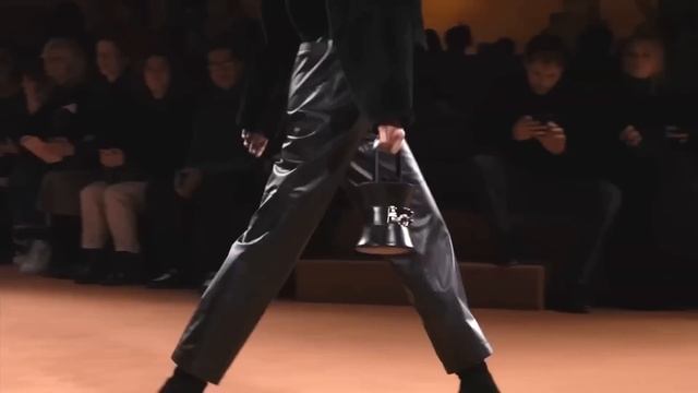 Hermes мода в Париже Осень Зима 2023/2024 | Одежда и аксессуары смотреть онлайн