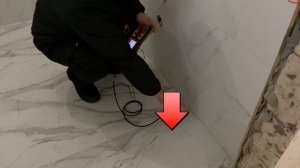 Вскрываем пол, чтобы обнаружить отверстие с трубе