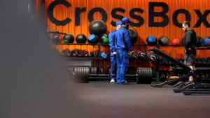 Мастера спорта притворились РЕМОНТНИКАМИ в ЗАЛЕ #2| GYM PRANK