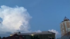 Молнии внутри одинокого облака: вообще очень необычное природное явление