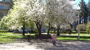 Влог На площади Ленина Алиса катается на самокате и смотрит цветы Видеоблог для детей #Алиса