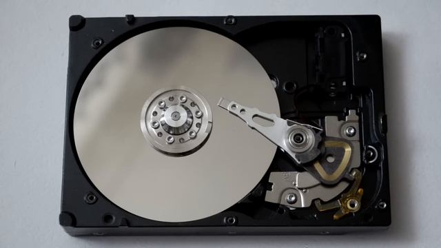 Внутреннее устройство жёсткого диска Western Digital WD400 смотреть онлайн