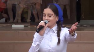 Школьница спела про маму. До слез...