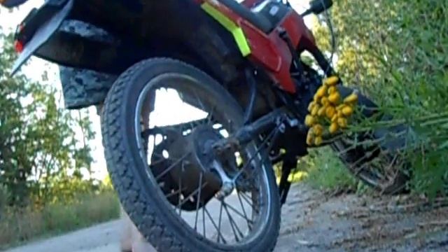 как работает двигатель 2т ЗиД 50 когда в карбюратор К-39 заливает бензином смотреть онлайн