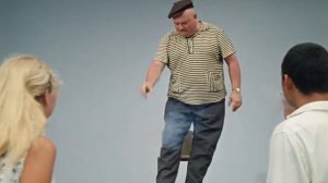 Носком правой ноги вы как будто давите окурок