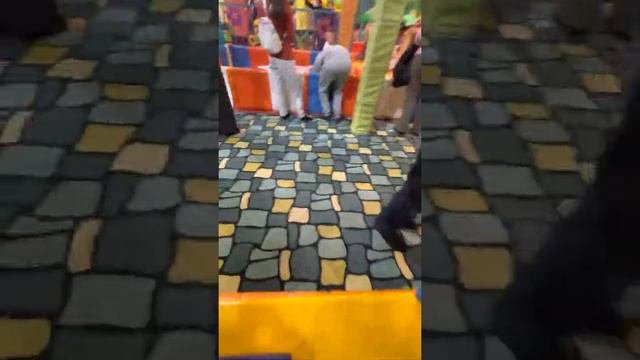 Приехали в мегаленд , самый большой игровой комплекс