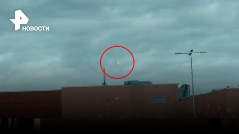Над Белгородом работает система ПВО: кадры летящих снарядов / РЕН Новости