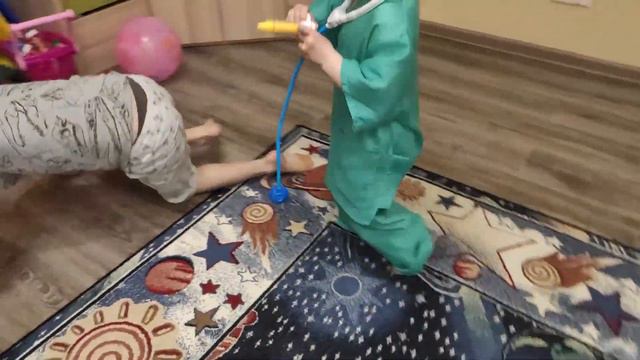 Алиса играет в профессию как доктор / видео для детей смотреть онлайн