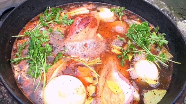 РУЛЬКА В ПИВЕ В КАЗАНЕ НА КОСТРЕ. ВЕПРЕВО КОЛЕНО.
