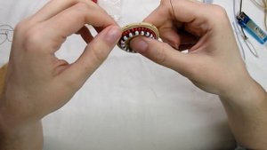 Начинаем пришивать сутаж и делаем бисерную дорожку // We do a path of beads