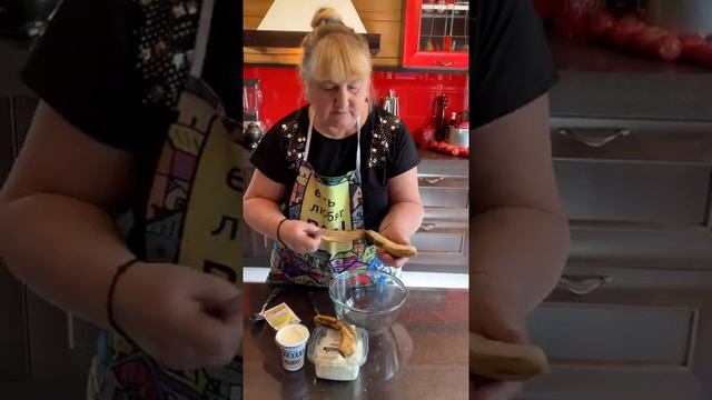 Блинчики с начинкой из творога, бананов и изюма. смотреть онлайн
