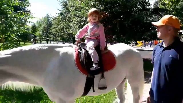 Верхом на лошадке. Дети катаются на лошади в парке. смотреть онлайн