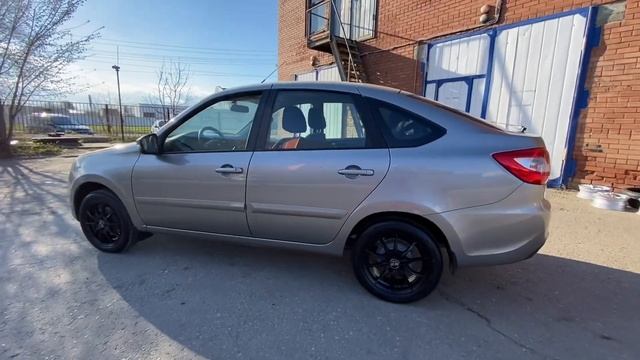 Lada Granta лифтбек 2021г. Comfort цвет Техно на 15” дисках Alcasta черные матовые смотреть онлайн