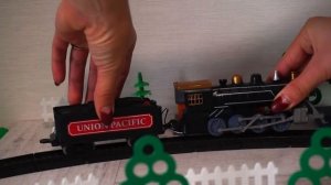 Железная дорога и паровоз. Игрушечный поезд. Видео для детей