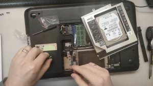 Показываю установку твердотельного SSD и жесткого HDD дисков в один ноутбук