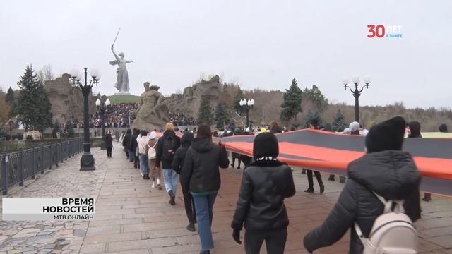 В Волгограде на главной высоте России развернули две 80-метровые Сталинградскую и Георгиевскую ленты