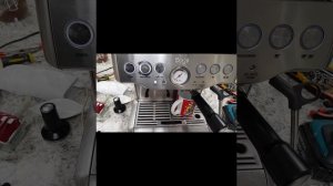 Ремонт кофемашины Sage bes870. Нет давления в кофемашине, Не насос, а была забита короткая трбка