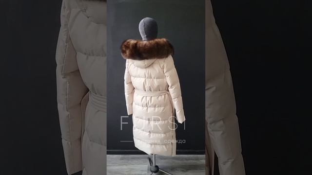 Видеообзор Пуховик кремовый с мехом песца под соболь смотреть онлайн