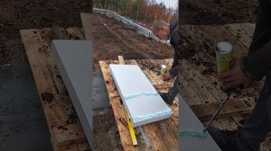 Утепление фундамента пенополистиролом и мембраной на клей пену