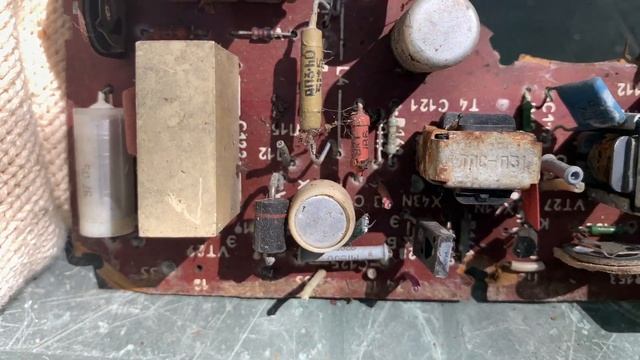 Ценные радиодетали в телевизоре ЮНОСТЬ-406Д