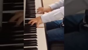 Мальчик Играет на пианино