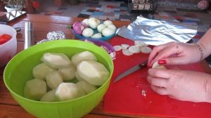 Картошка с луком в фольге, очень вкусно...