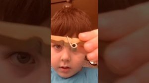 Как сделать стреляющий пистолетик из прищепки!!! за 2 минуты!