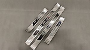 Накладки на внешний порог (серебро, черный лого) для Changan cs55plus