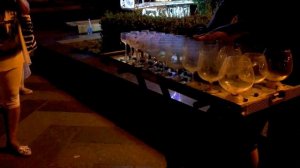 Уличный музыкант красиво играет на бокалах. Ялта 2018