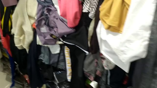SU QİYMETİNE 3 MANATA PALTAR SATILAN MAĞAZA. KLOK İLE OLMAZ. ŞKAF YOXDUR. GEYİNMEDEN NE ALSAN 3 AZN