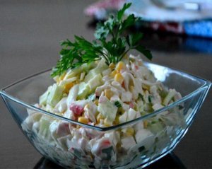 Салат с капустой, огурцом и кукурузой