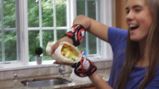 'Get a Grip' Official TV Commercial - Hasbro Gaming смотреть онлайн