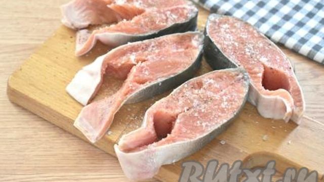Горбуша в сметане с луком и морковью на сковороде